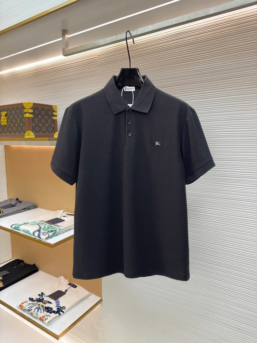 Burberry New Arrival Polo shirt, complete with three labels, original fabric, original customized accessories, official Same Style, made of 210g pure cotton pique fabric, customized same-tank dyed fabric, very comfortable and smooth to the touch, very wide and stylish, produced by the first-line brand Factory, imported Behringer embroidery machine, embroidery is full and textured, the collar rib is woven with imported yarn, does not deform after long-term wear, the most New Arrival style in spring and summer, fashionable and individual Super Versatile and good-looking. It is very suitable for both men and women. It is a must-have for everyone. Size: S-XXL